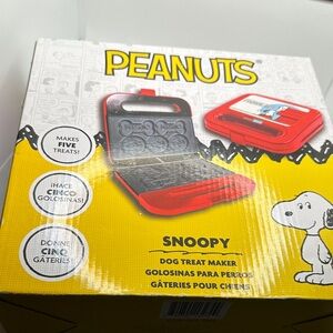 Peanuts Snoopy Red and Black Treat Maker